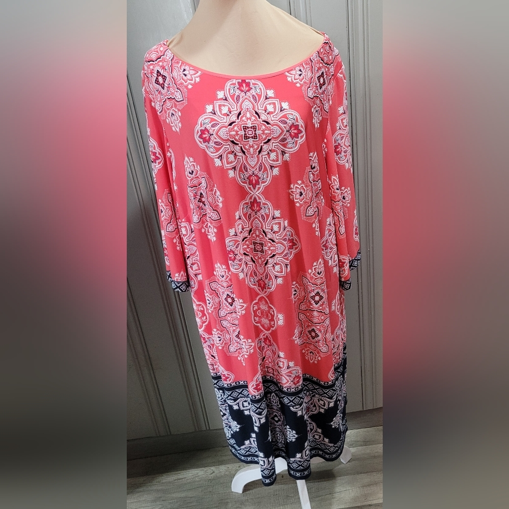 SANDRA DARREN Coral and Black Printed Shift Dress with Bell Sleeve Plus Size 20W